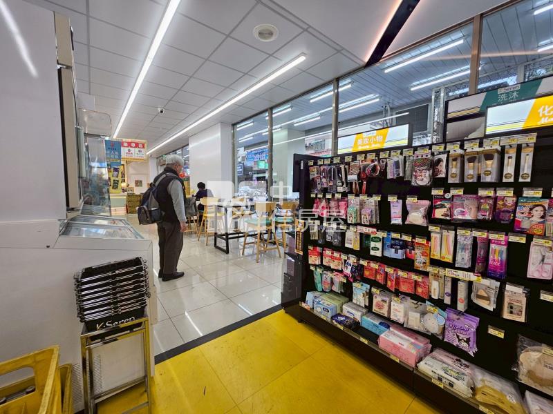 大面寬超商連鎖金店面房屋室內格局與周邊環境