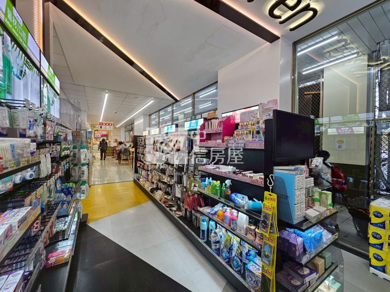 大面寬超商連鎖金店面房屋室內格局與周邊環境