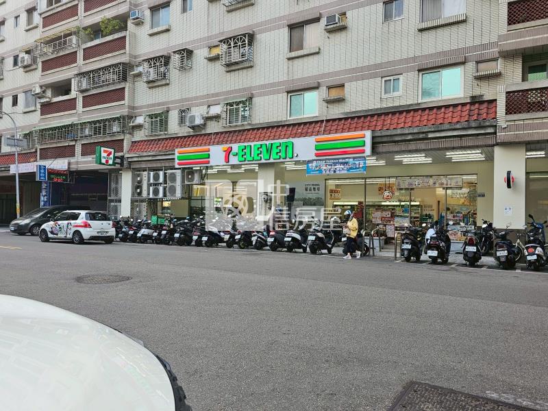 大面寬超商連鎖金店面房屋室內格局與周邊環境