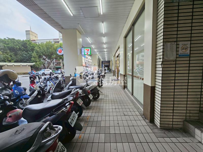 大面寬超商連鎖金店面房屋室內格局與周邊環境