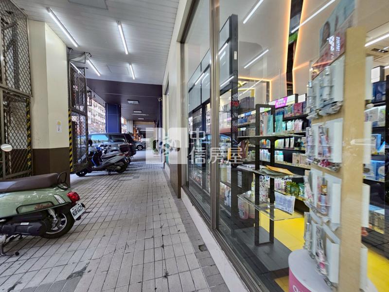 大面寬超商連鎖金店面房屋室內格局與周邊環境