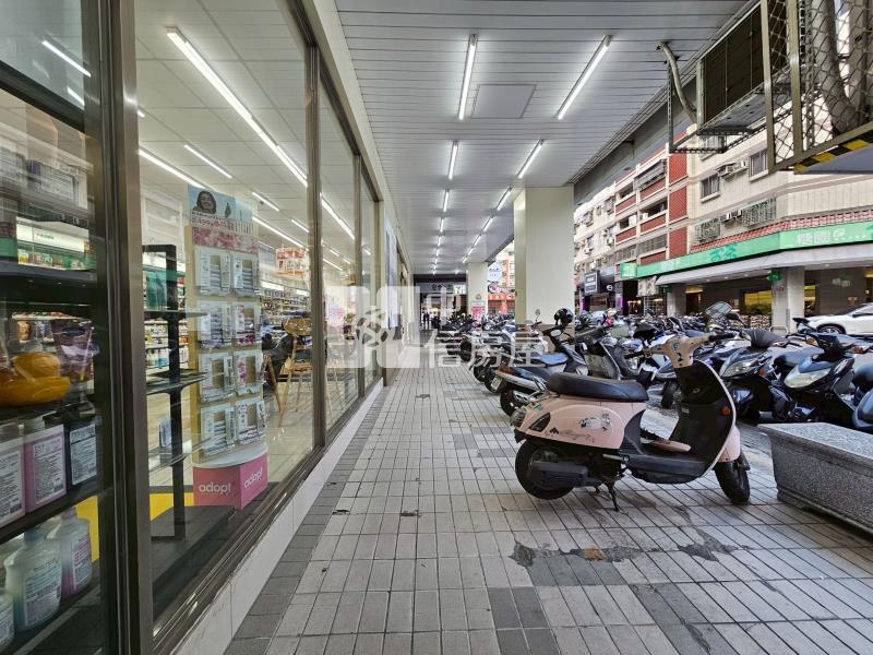 大面寬超商連鎖金店面房屋室內格局與周邊環境