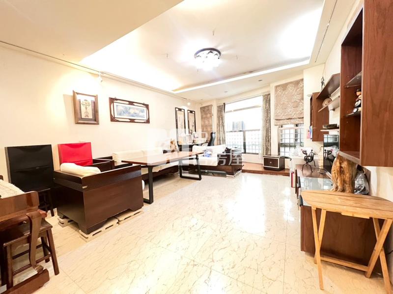 黃金地段人潮金店面房屋室內格局與周邊環境