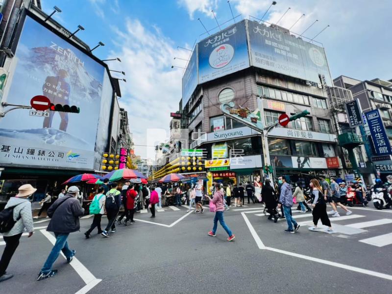 黃金地段人潮金店面房屋室內格局與周邊環境