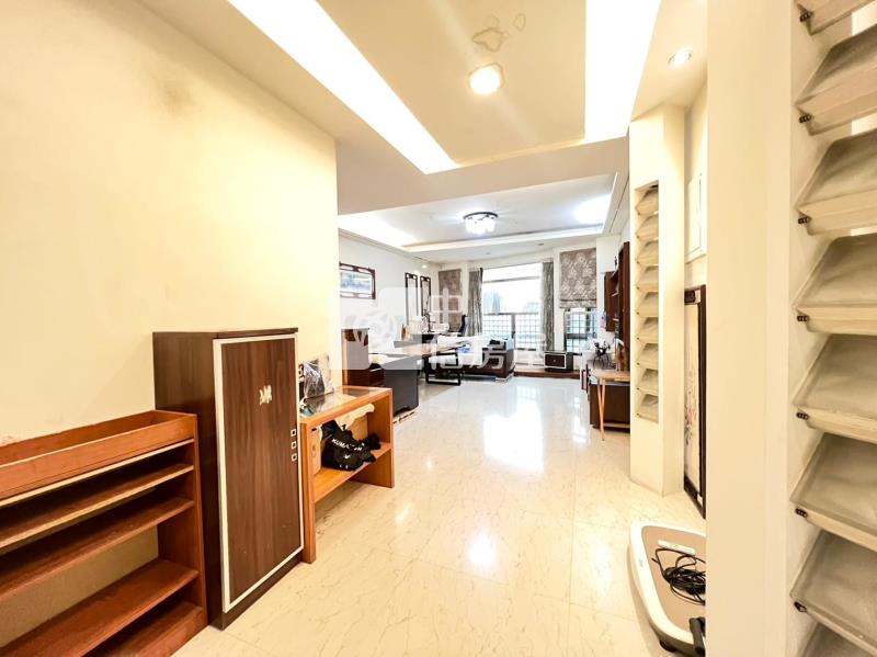 黃金地段人潮金店面房屋室內格局與周邊環境