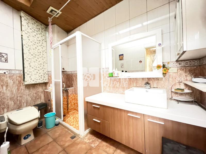 黃金地段人潮金店面房屋室內格局與周邊環境