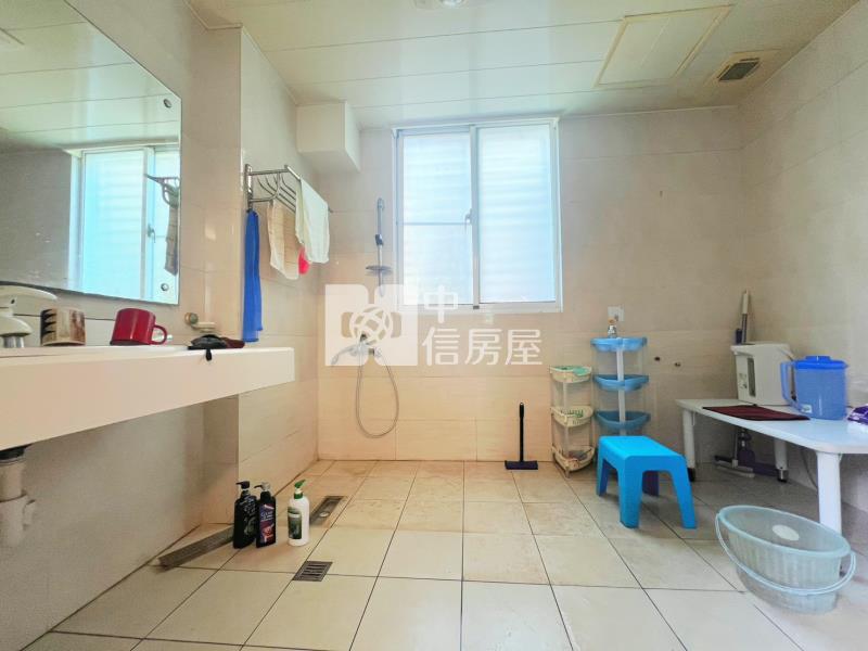 新天鵝堡稀有電梯別墅房屋室內格局與周邊環境