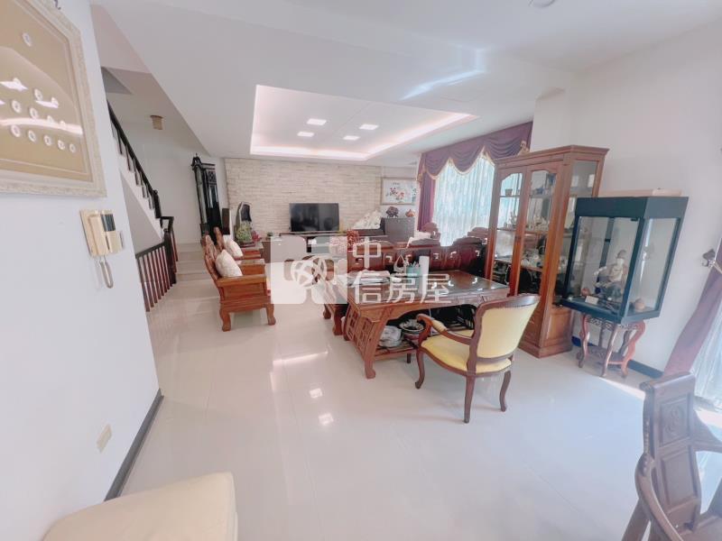 新天鵝堡稀有電梯別墅房屋室內格局與周邊環境