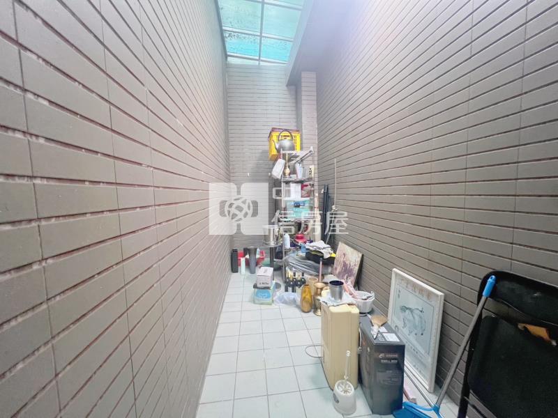 新天鵝堡稀有電梯別墅房屋室內格局與周邊環境