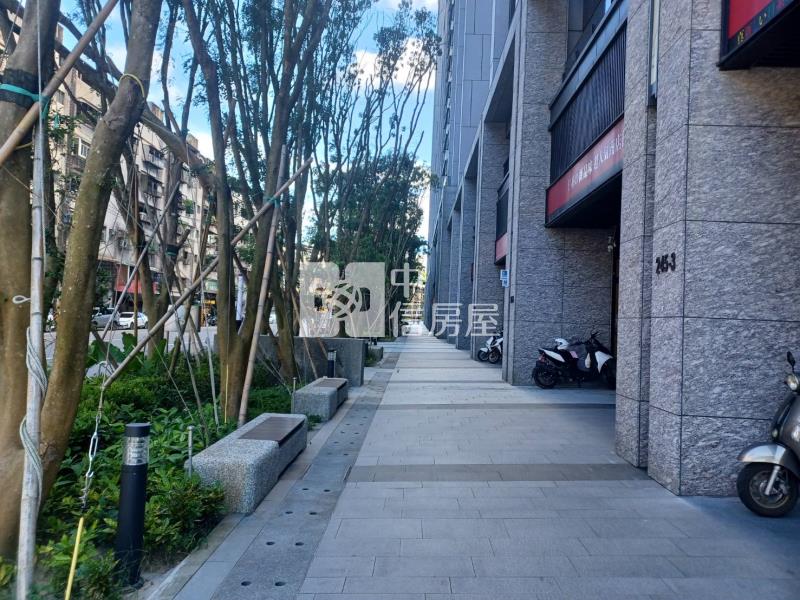 夢悅城三角窗店面房屋室內格局與周邊環境