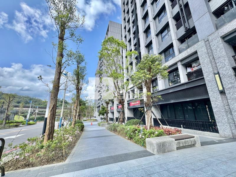 新橫濱星野金店面+平車房屋室內格局與周邊環境