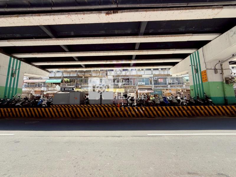 市區近港邊商業珍寶房屋室內格局與周邊環境