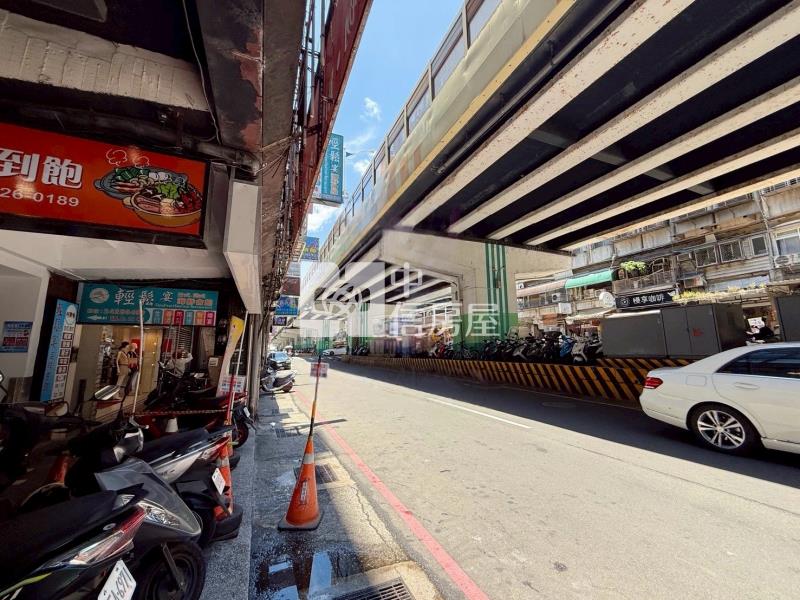 市區近港邊商業珍寶