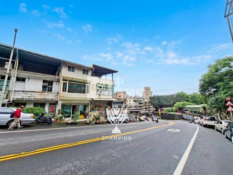 【冠軍】培德臨路透天住家店面房屋室內格局與周邊環境