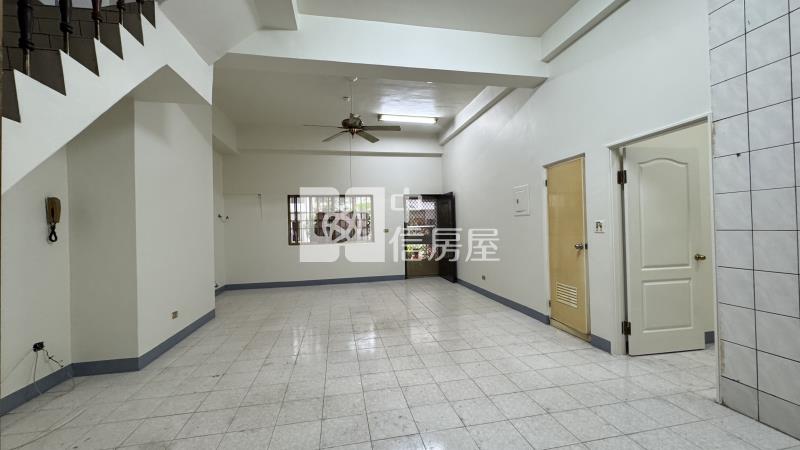 高雄房屋-大寮捷運生活圈四房車位大廈房屋室內格局與周邊環境