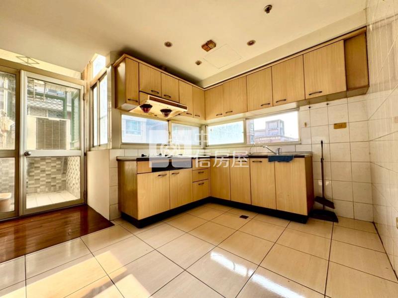 寶輝建設.樓中樓.雙採光.大主臥.雙車位房屋室內格局與周邊環境