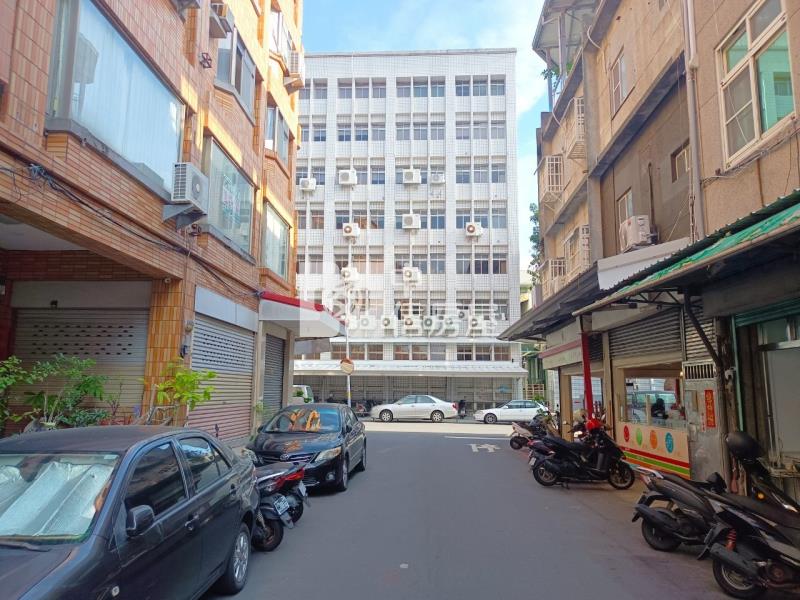 B1-121市區三角窗店住房屋室內格局與周邊環境