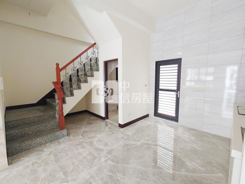 樹孝商圈全新車庫電梯別墅房屋室內格局與周邊環境