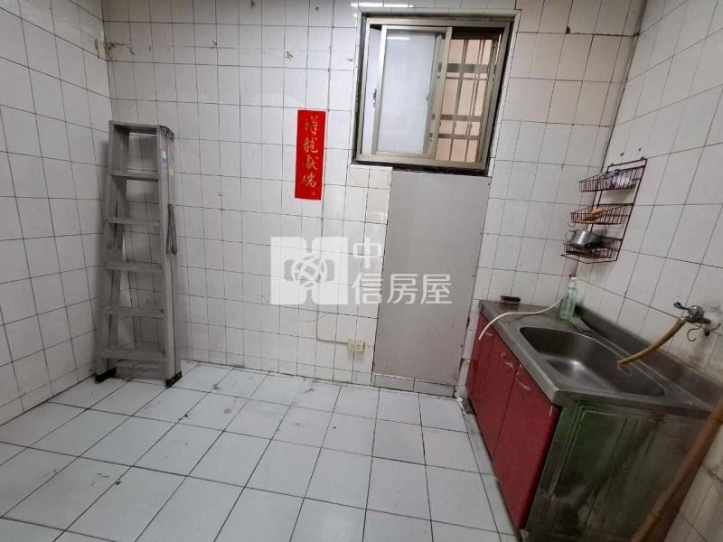 三多捷運大面寬透天金店房屋室內格局與周邊環境