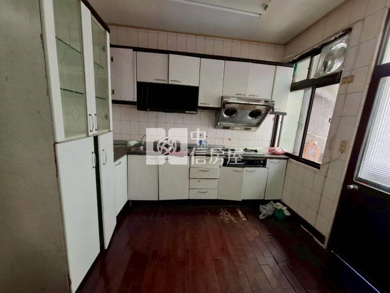 三多捷運大面寬透天金店房屋室內格局與周邊環境