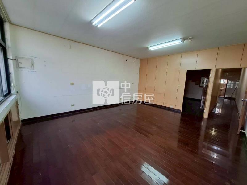 三多捷運大面寬透天金店房屋室內格局與周邊環境