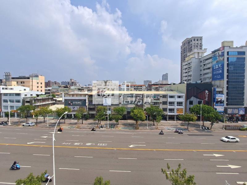 三多捷運大面寬透天金店房屋室內格局與周邊環境