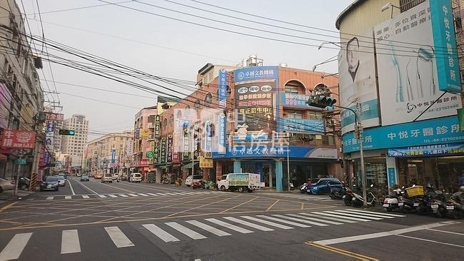 正樹德路大面寬百坪透店（專任）房屋室內格局與周邊環境