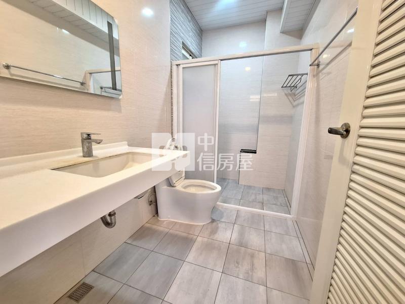 歸仁國小雙面路店面透天房屋室內格局與周邊環境