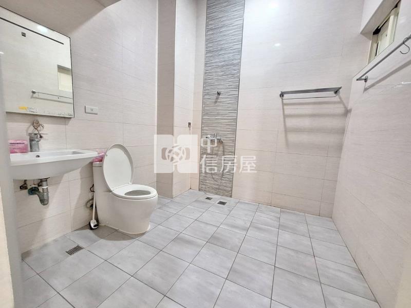 歸仁國小雙面路店面透天房屋室內格局與周邊環境