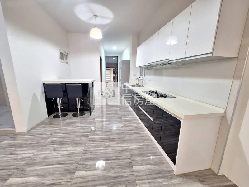 歸仁國小雙面路店面透天房屋室內格局與周邊環境