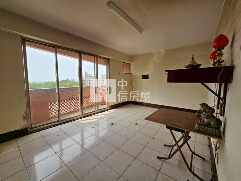 世賢圖書館大店面房屋室內格局與周邊環境