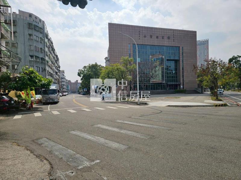 世賢圖書館大店面房屋室內格局與周邊環境