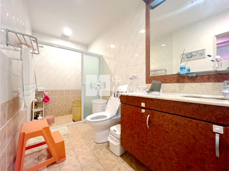 荷蘭村高樓層四房雙平車房屋室內格局與周邊環境