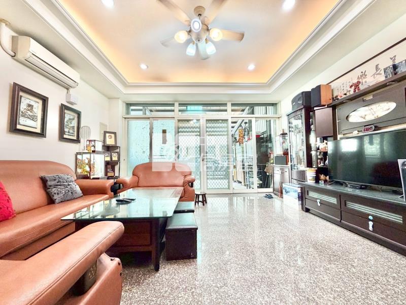 東區震後大面寬雙車別墅房屋室內格局與周邊環境