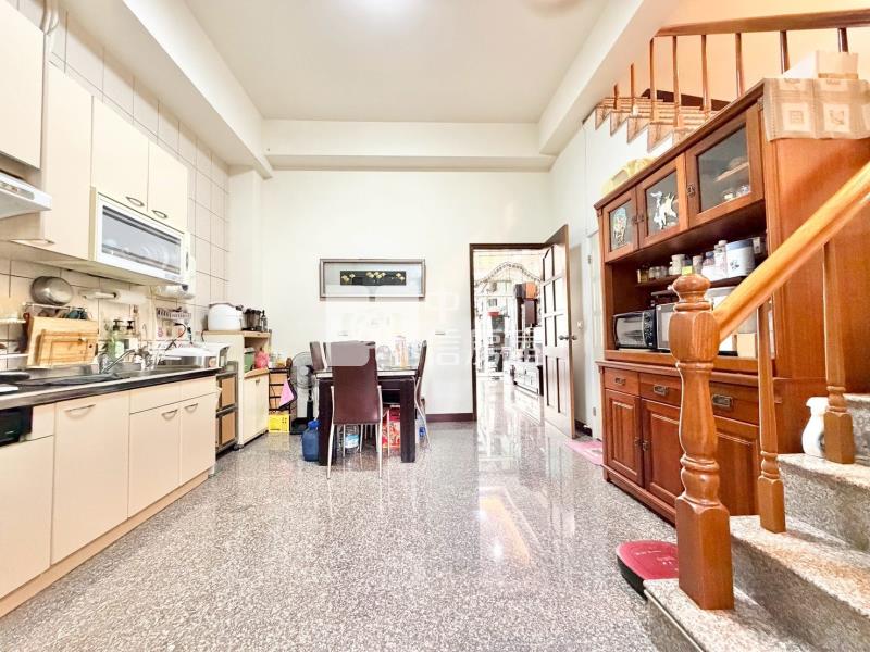 東區震後大面寬雙車別墅房屋室內格局與周邊環境