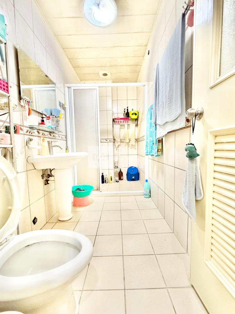 東區震後大面寬雙車別墅房屋室內格局與周邊環境