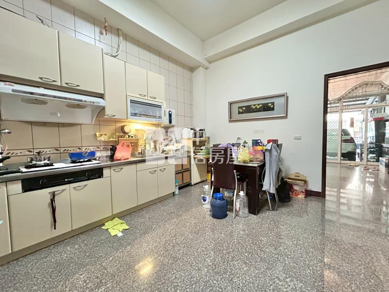 東區震後大面寬雙車別墅房屋室內格局與周邊環境