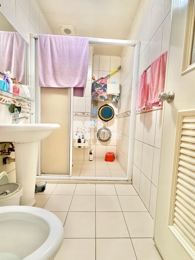 東區震後大面寬雙車別墅房屋室內格局與周邊環境