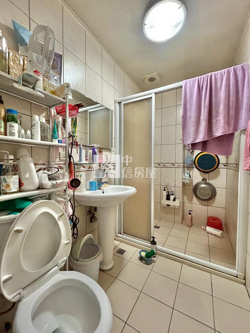 東區震後大面寬雙車別墅房屋室內格局與周邊環境