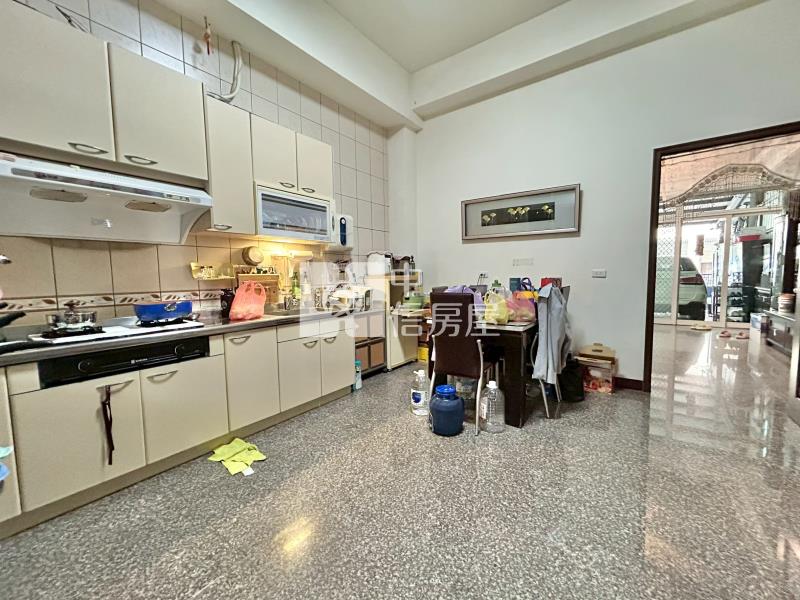 東區震後大面寬雙車別墅房屋室內格局與周邊環境