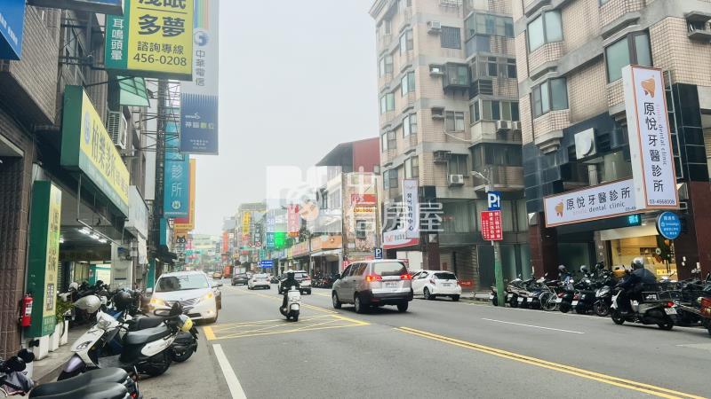 中壢正中山東路黃金店面+32間收租套房房屋室內格局與周邊環境