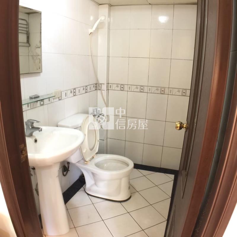 中壢正中山東路黃金店面+32間收租套房房屋室內格局與周邊環境