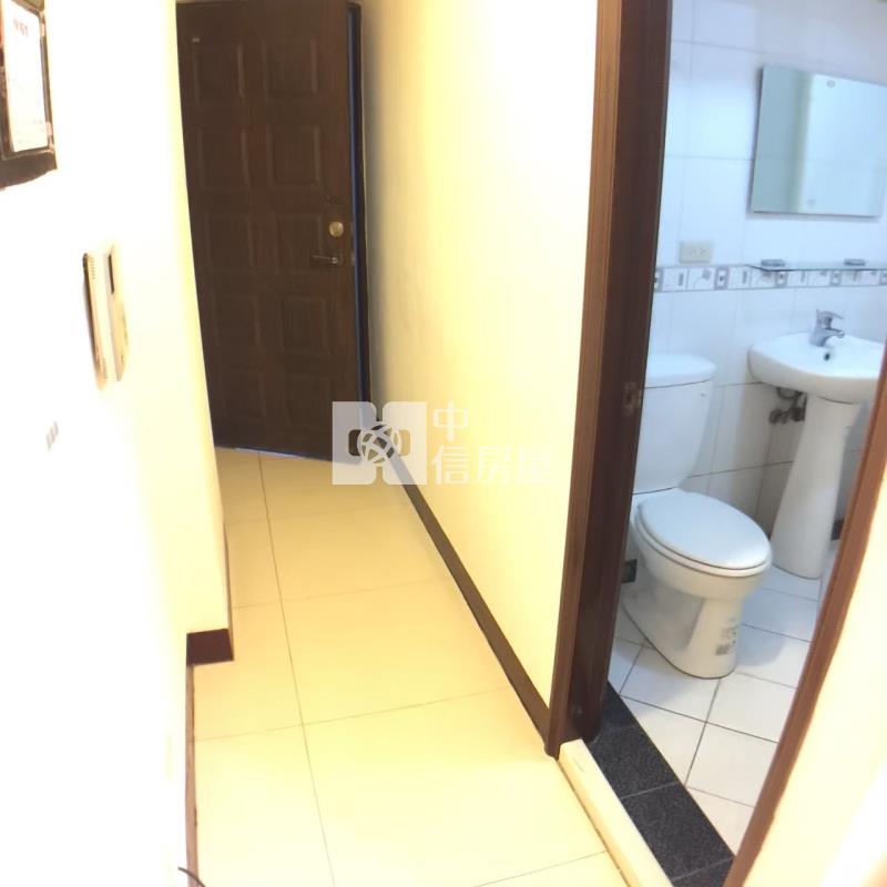 中壢正中山東路黃金店面+32間收租套房房屋室內格局與周邊環境