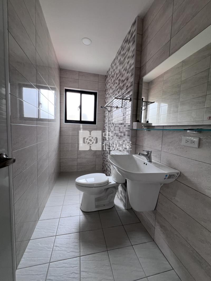 近文化中心整新車庫透天房屋室內格局與周邊環境