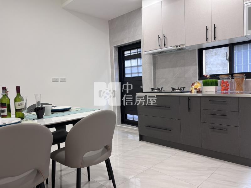 近文化中心整新車庫透天房屋室內格局與周邊環境