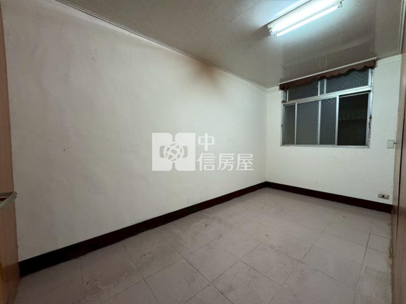 近體育園區阿潭的店面寬稀有透天房屋室內格局與周邊環境