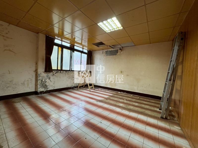 近體育園區阿潭的店面寬稀有透天房屋室內格局與周邊環境