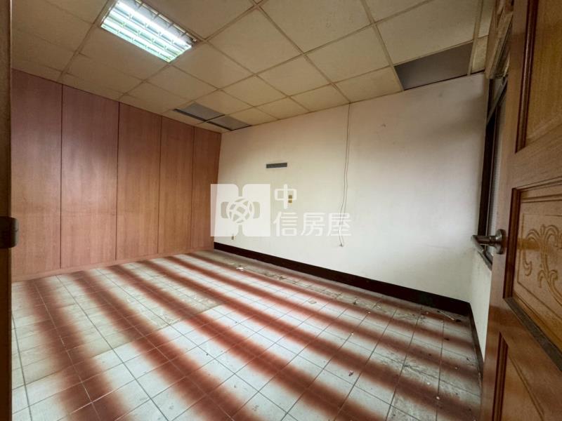 近體育園區阿潭的店面寬稀有透天房屋室內格局與周邊環境