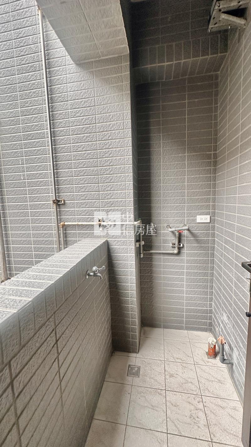 明亮全新2房平車美居房屋室內格局與周邊環境