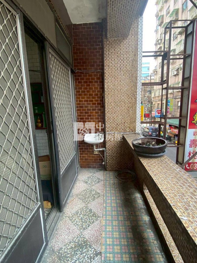 1J33市中心商業區透天金店面房屋室內格局與周邊環境